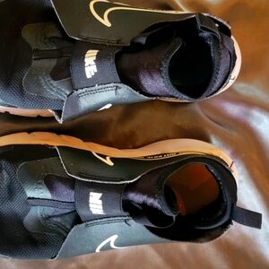 Black youth Nike size 7